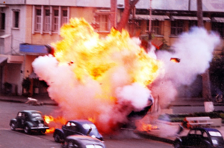 Cảnh nổ trong phim Người Mỹ trầm lặng