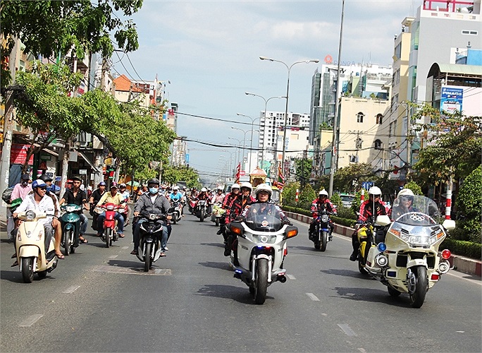 Dẫn đầu đoàn Moto là hai chiếc màu trắng..