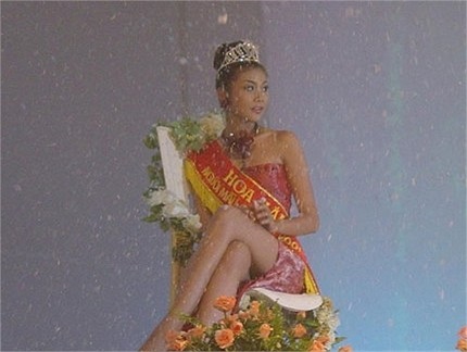 Sinh năm 1983, xuất thân từ một vận động viên cầu mây, Thanh Hằng đến với nghề người mẫu một cách tình cờ. Cô được một người bạn gửi hình tham gia Hoa hậu Phụ nữ VN qua ảnh 2002