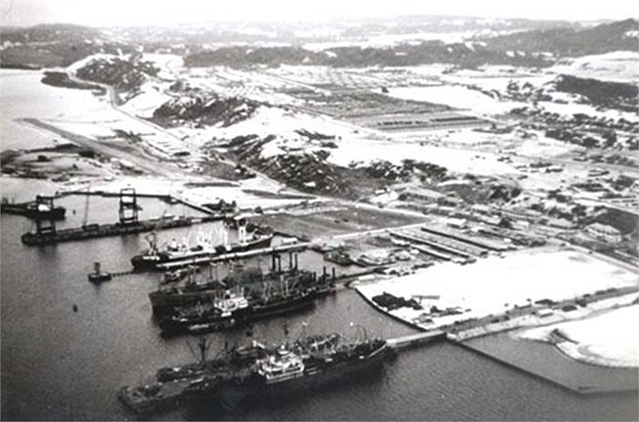 Vịnh Cam Ranh nằm trên tọa độ 11 độ kinh Đông, 12,10 độ vĩ Bắc, thuộc tỉnh Khánh Hòa