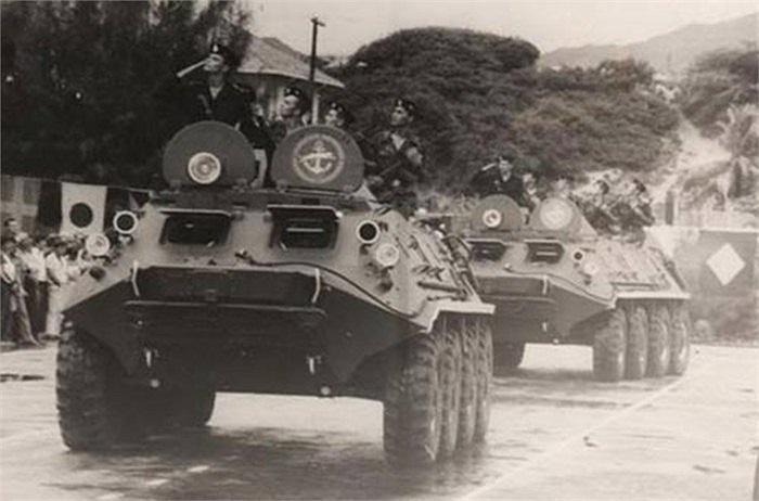 Đội hình xe bọc thép BTR của lực lượng Hải quân Đánh bộ Liên Xô diễu hành qua lễ đài Cam Ranh ngày 7/11/1987