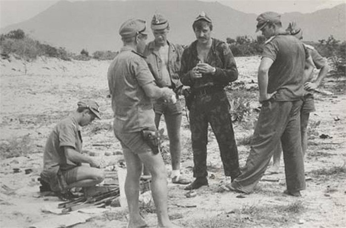 Binh lính Hải quân Đánh bộ Liên Xô trong buổi huấn luyện bắn đạn thật trong căn cứ Cam Ranh