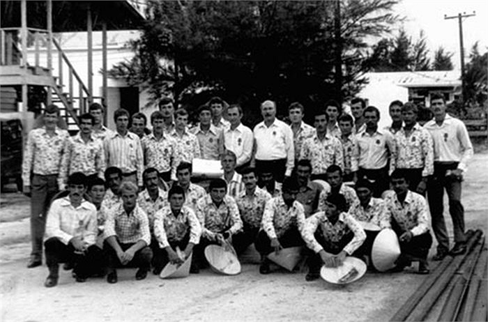 Những người lính Hải quân Liên Xô du lịch và đem về làm kỷ niệm chiếc nón của phụ nữ Việt Nam năm 1980