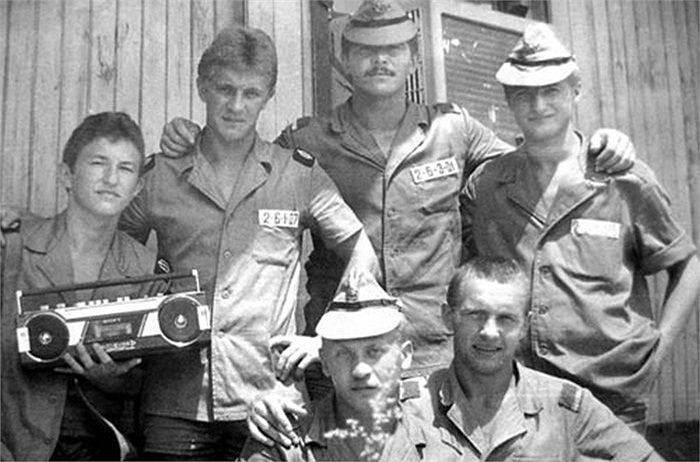 Binh lính Hải quân Liên Xô tại khu nhà nghỉ trong căn cứ