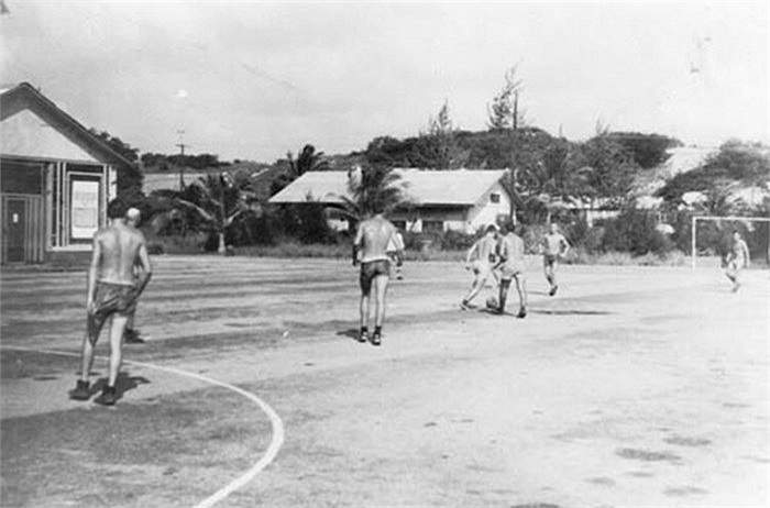 Binh lính Liên Xô chơi bóng đá tại Cam Ranh năm 1985