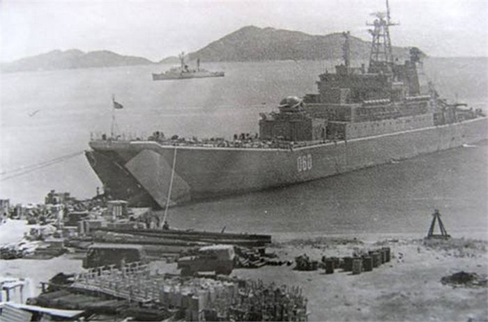 Được hình thành từ hai nhánh núi bao bọc, vịnh Cam Ranh có chiều rộng trung bình 12-13km, độ sâu từ 18-32m, có diện tích hơn 60km2 và cách đường hàng hải quốc tế khoảng 1 giờ tàu biển