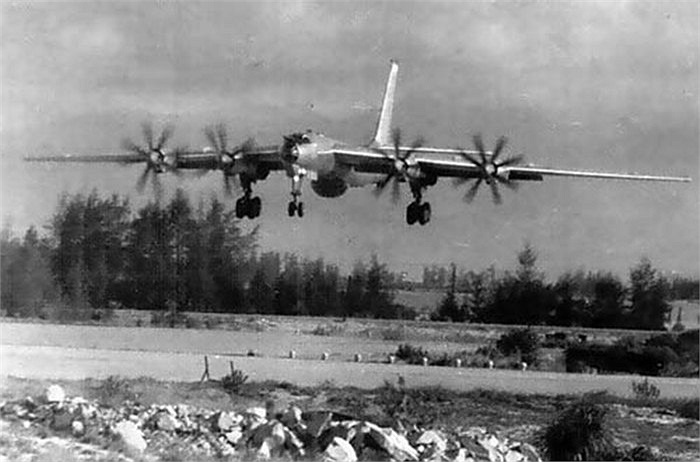 Máy bay Tu-142 hạ cánh xuống sân bay ở Cam Ranh