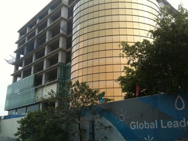 Tháng 8/2010, chủ đầu tư mở bán các căn hộ diện tích từ 280-422m2 có giá từ 1,1-1,8 triệu USD (tương đương 21-34 tỷ đồng). Còn đối với các căn penthouse (thông tầng) diện tích từ 375-788m2 có giá từ 1,8-4,4 triệu USD (tương đương từ 34-85 tỷ).