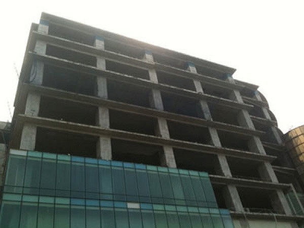 Sắt đã hoen gỉ nhưng chưa biết khi nào công trình sẽ được thi công trở lại.