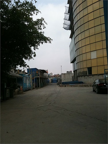 Cổng vào công trường vẫn im ắng.