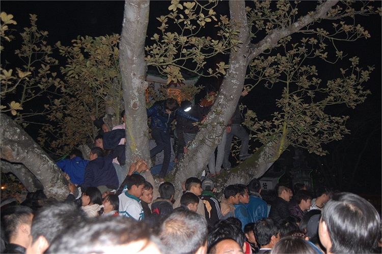 Hỗn loạn khu vực bên ngoài đền trước giờ khai ấn