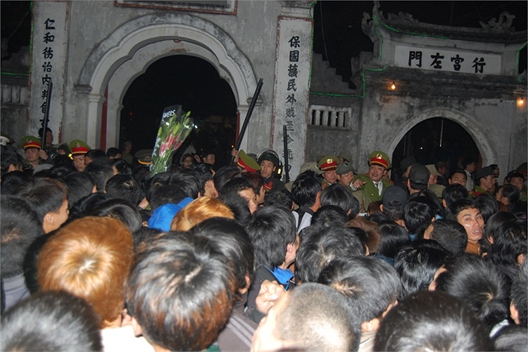 Biến người chen lấn, la ó để vào bên trong đền