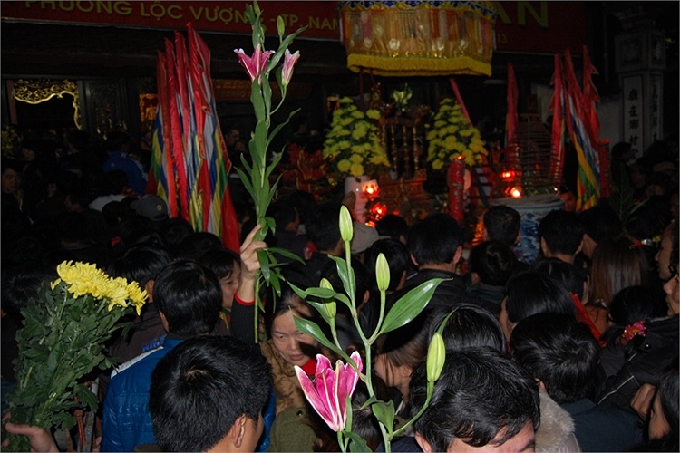 Những cành lộc trên điện thờ nhanh chóng được người dân dọn sạch