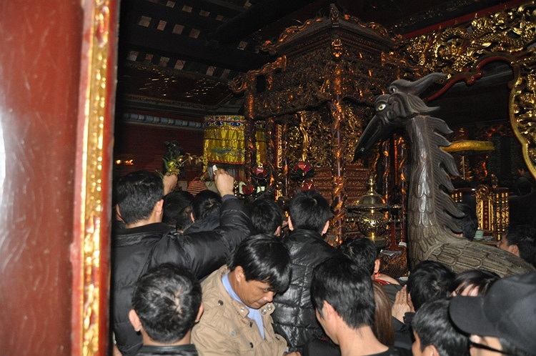 Những người này đã vào được khu vực bên trong chính điện