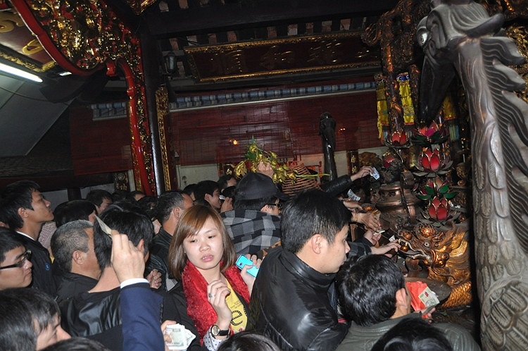 Nhanh chóng khấn vái, lấy lộc