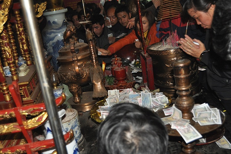 Tiền lẻ được bỏ đầy khu vực bàn thờ