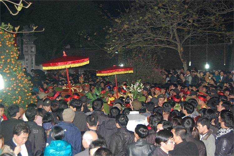 Dòng người tiến vào phủ Thiên Trường ngày càng đông