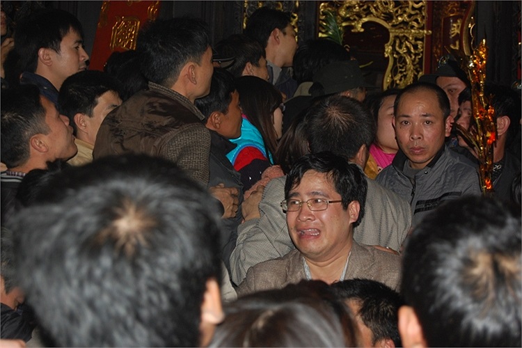 Phải rất vất vả để thoát ra khỏi biển người đông đúc.