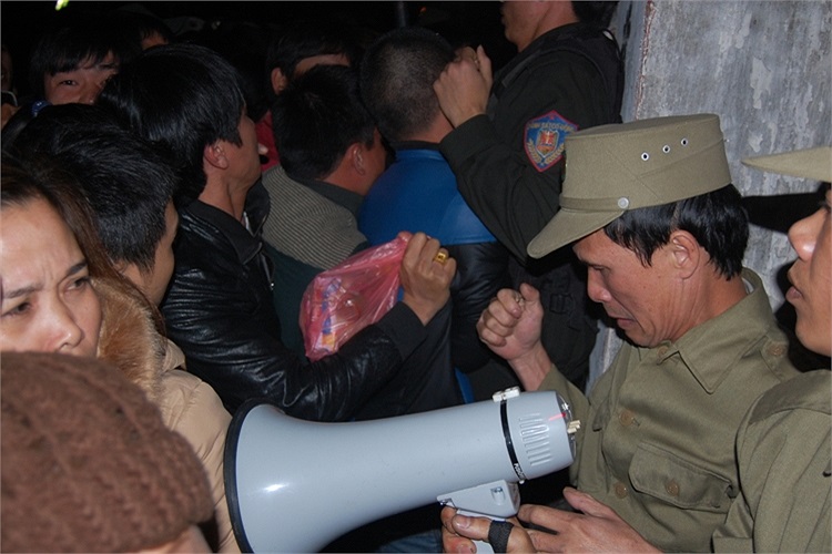 Lực lượng chức năng bất lực trước đám đông