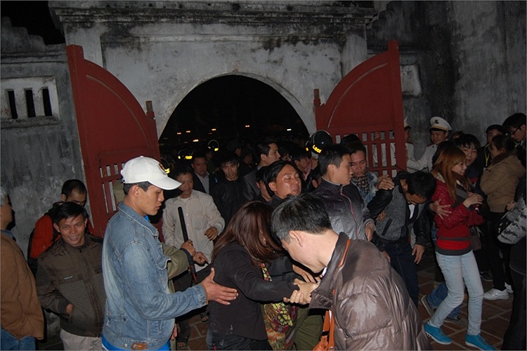 Đám đông ùa vào bên trong đền vào thời điểm 0h