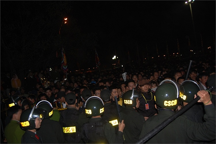 Mặc cho sự kiểm soát của lực lượng chức năng