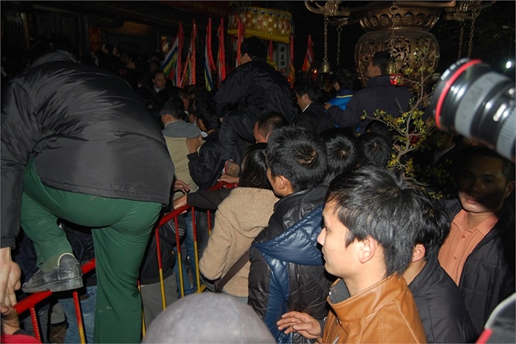 Những người còn lại nhanh chóng trèo qua các rào chắn để vào khu vực chính điện