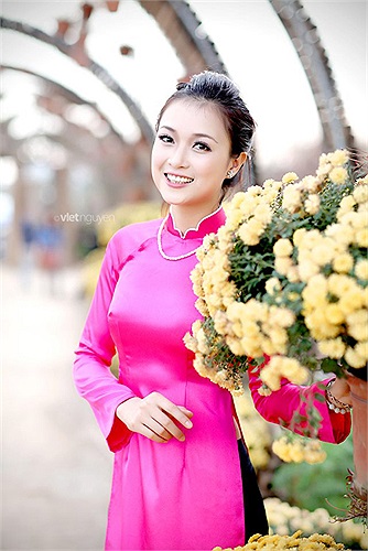  Cô bạn này cho biết cảm thấy rất tự tin khi khoác lên mình chiếc áo dài truyền thống của dân tộc mỗi khi xuất hiện trước đông người