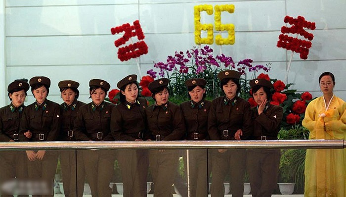 Các nữ quân nhân thăm quan vườn hoa Kim Nhật Thành