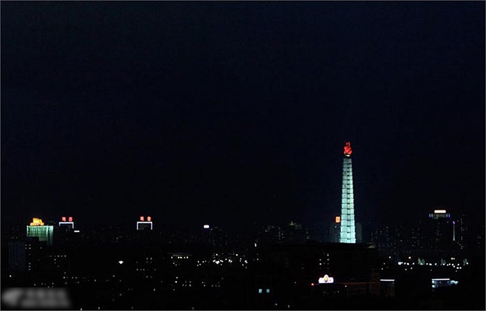 Tháp tư tưởng Chủ thể phát sáng vào ban đêm ở Bình Nhưỡng