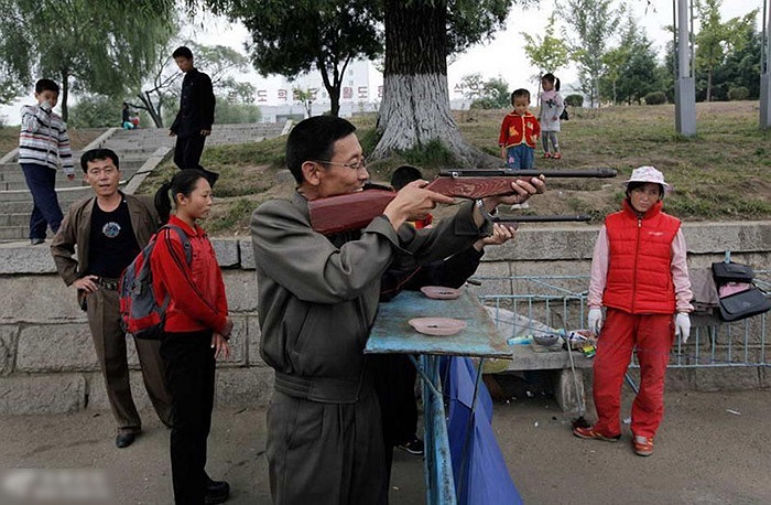 Chơi bắn súng ở gần sông Đại Đồng, Bình Nhưỡng