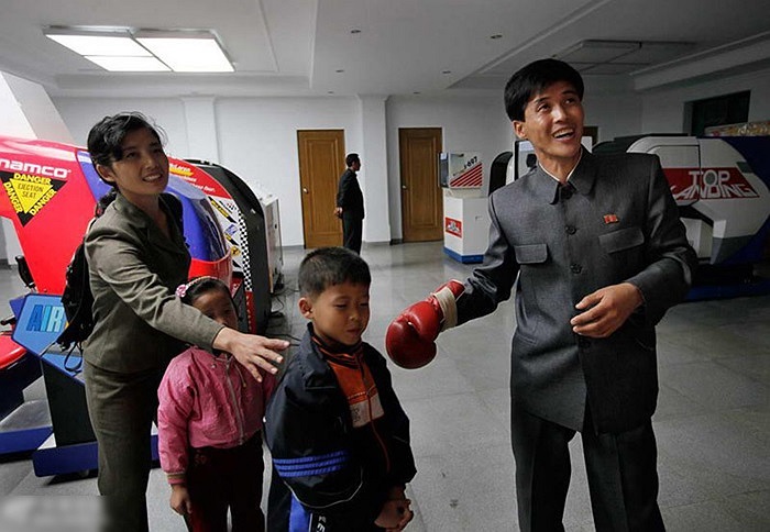 Dân vui chơi bên trong một khu giải trí ở Bình Nhưỡng