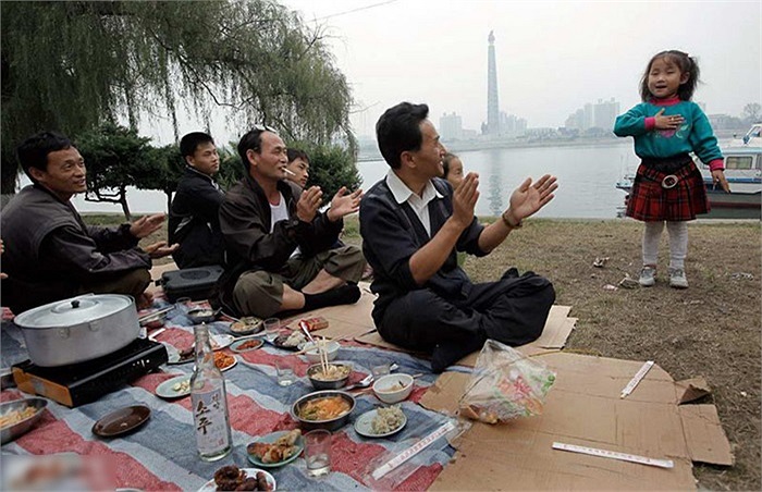 Dân Bình Nhưỡng đi dã ngoại, ăn uống bên sống Đại Đồng