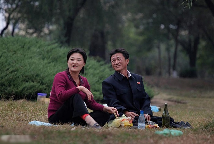 Dân Bình Nhưỡng nghỉ ngơi bên sông Đại Đồng