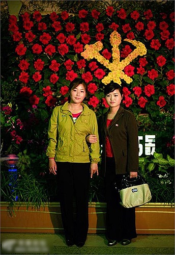 Hai phụ nữ chụp ảnh ở Bình Nhưỡng