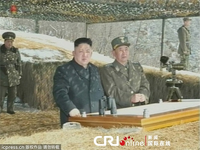 Nhà lãnh đạo Kim Jong-Un thị sát cuộc diễn tập bắn đạn thật sử dụng các máy bay không người lái và máy bay đánh chặn tên lửa hành trình