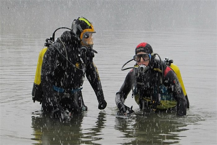 Buổi huấn luyện lặn trong trời tuyết rơi của các binh sĩ Serbia