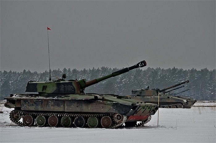 Vũ khí của các binh sĩ Phần Lan trong cuộc tập trận ở vùng Żagań