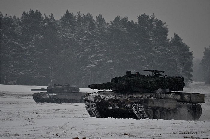 Vũ khí của các binh sĩ Phần Lan trong cuộc tập trận ở vùng Żagań