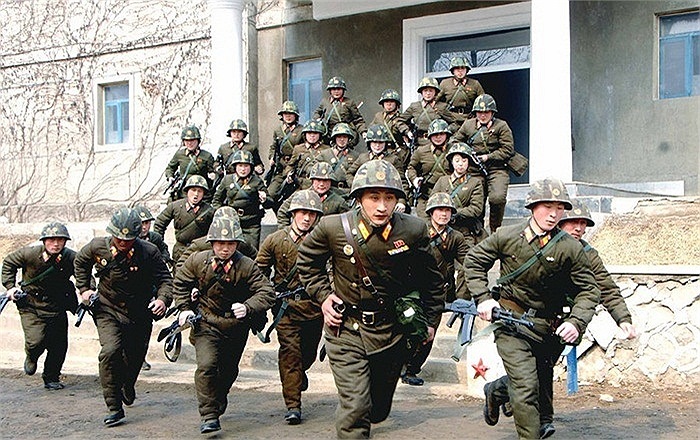 Binh lính Đại học quân sự Kim Nhật Thành, Triều Tiên tập trận