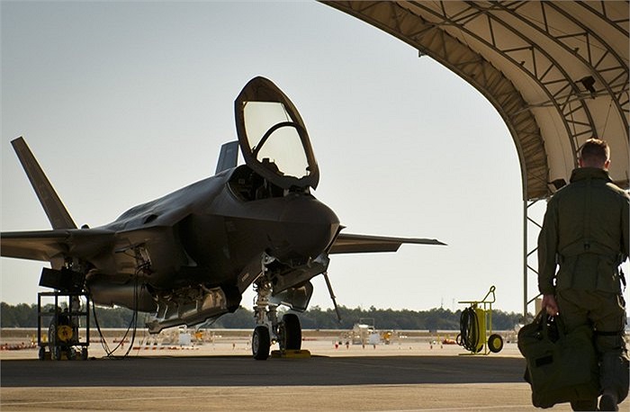 Phiên bản F-35A trong cuộc thử nghiệm tại Căn cứ không quân Eglin, Florida, Mỹ