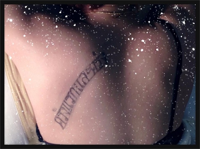 Kí tự trên hình xăm khá lạ, có lẽ đây là lời nhắn nhủ Hồng Quế muốn gửi tới người thương.