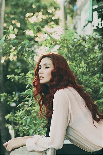 Siêu mẫu Hoàng Yến ngày càng gầy gò, thiếu sức sống, khuôn mặt trở nên lạnh lùng và dữ tợn.