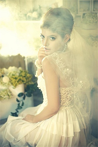 Hotgirl Andrea quen thuộc với hình ảnh cô gái lai mặc váy cưới, rất đẹp và quyến rũ.