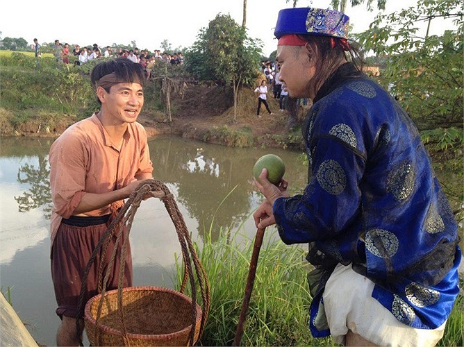 Xuân Bắc: Năm nay được mùa bưởi to quá, bằng nắm đấm thế này cơ mà.