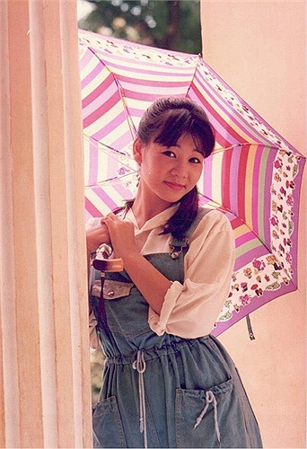 Thu Minh chia sẻ trên trang cá nhân những bức ảnh thời thiếu nữ cực trẻ trung và xinh tươi.