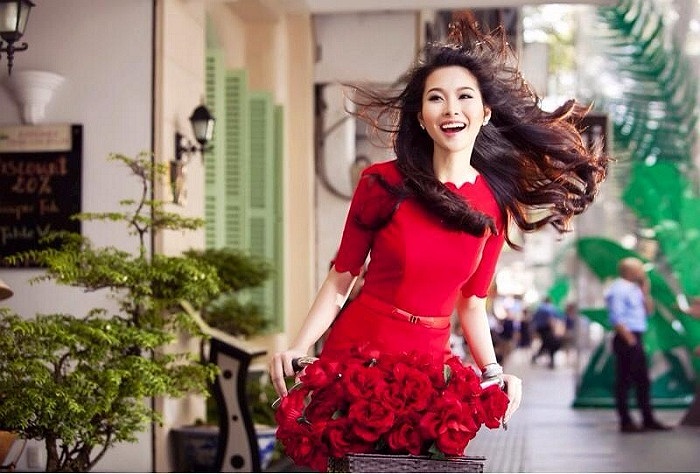 Hoa hậu Thu Thảo cực xinh và rạng rỡ trong bức ảnh này.