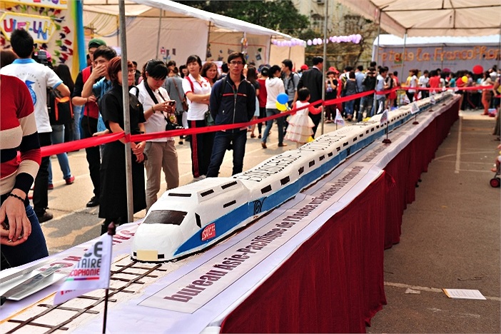 Chiếc bánh ga tô hình đoàn tàu dài 20m đạt kỉ lục Việt Nam là điểm nhấn thú vị thu hút sự chú ý của các sinh viên và khách mời đến tham dự Ngày hội văn hóa tôn vinh Cộng đồng Pháp ngữ