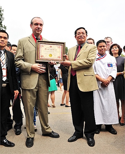 Đại diện hội đồng kỷ lục Guinness Việt Nam trao bằng chứng nhận kỷ lục cho ông Olivier Garro