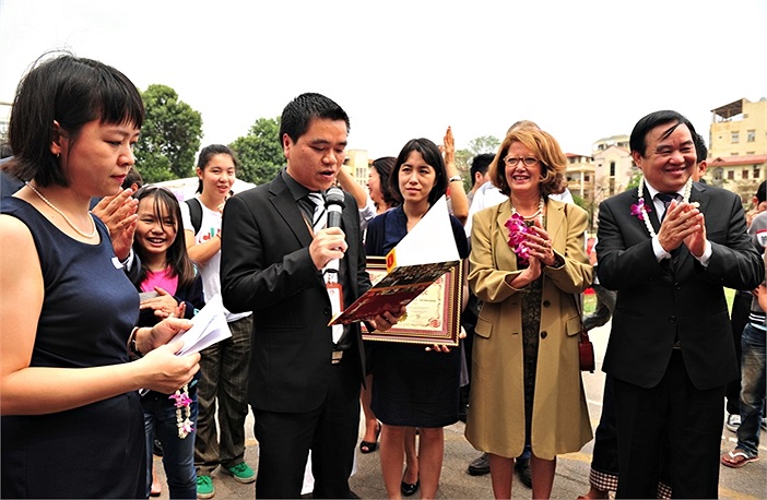 Hàng nghìn sinh viên ĐH Hà Nội cùng các lãnh đạo nhà trường, lãnh đạo Bộ GD-ĐT cũng cùng chứng kiến giây phút quan trọng này