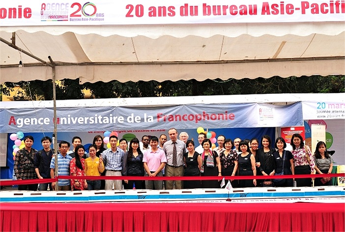 Đại diện các sinh viên và các vị đại biểu ghi lại hình ảnh kỷ niệm với chiếc bánh đặc biệt này